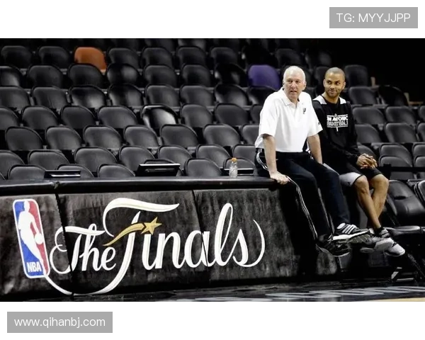 澳波解雇后依然微笑离开森林 与球迷合影展现从容心态